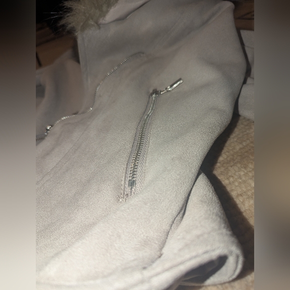 Beige Teddy Jacket with Plush Fur Collar and Fitted Design - Picture 5 of 10